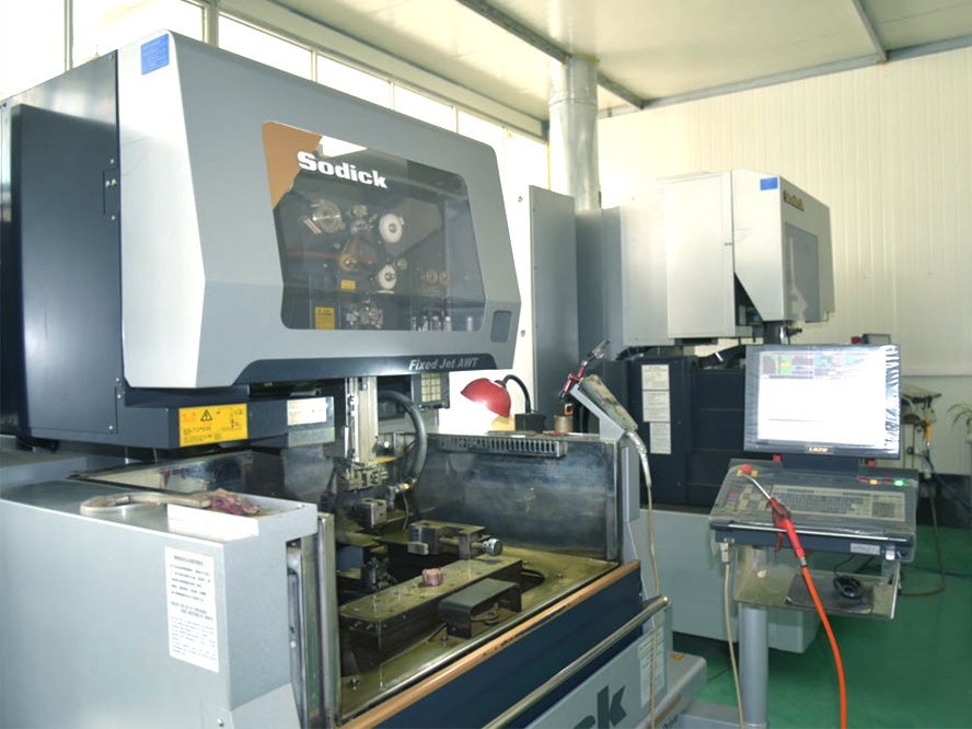 汽車裝飾類塑料模具生產找煙臺神工模塑